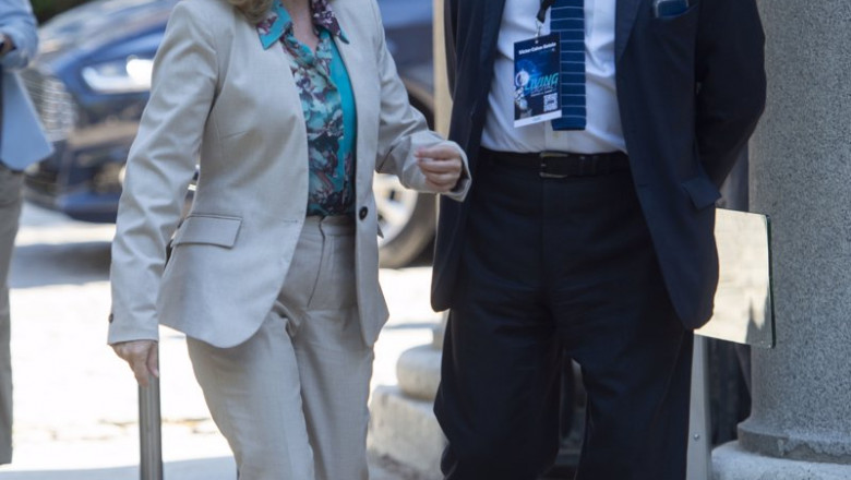 La vicepresidenta segunda y ministra de Asuntos Económicos y Transformación Digital, Nadia Calviño, y el director general de DigitalEs, Víctor Calvo-Sotelo a su llegada a la inauguración de ‘DigitalES Summit 2021’, a 7 de julio de 2021. | Alberto Ortega - Europa Press ep la vicepresidenta segunda y ministra de asuntos economicos y transformacion digital nadia calvino 20210710193210