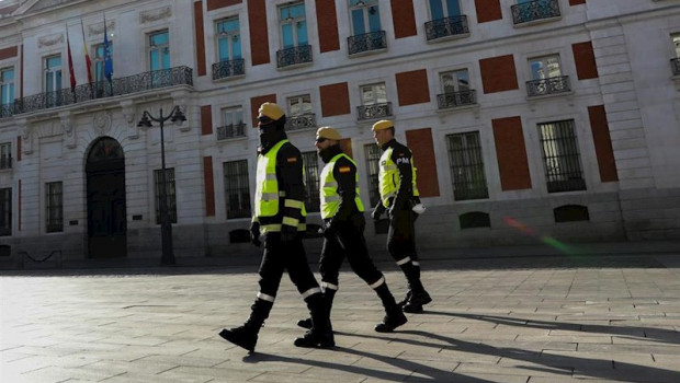 ep militares de la ume pasean por madrid para controlar quien sale de casa en plena crisis del