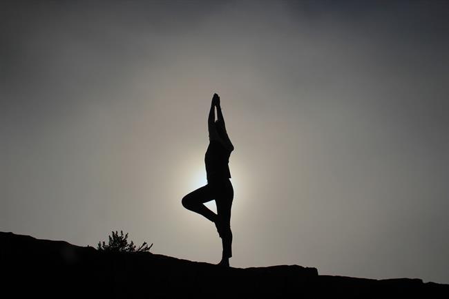 ep mujer practicando yoga