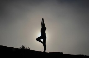 ep mujer practicando yoga