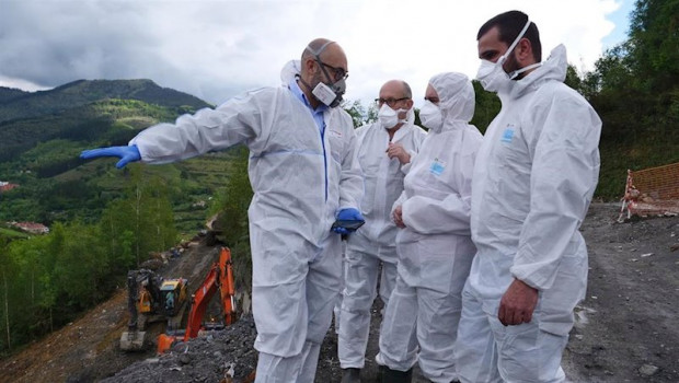 ep nahia sololuze y jon mendizabal hija y yerno de alberto sololuze visitan las obras del operativo
