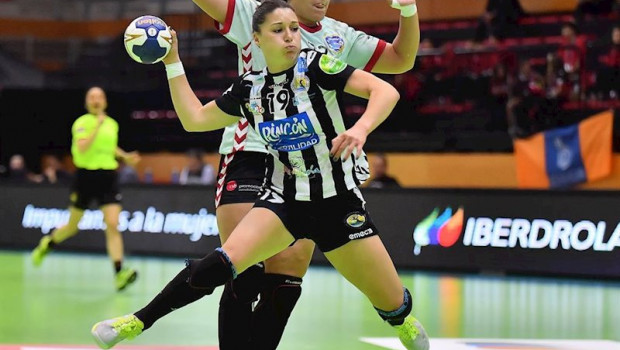 ep soledad lopez lanza a porteria en un partido del rincon fertilidad malaga