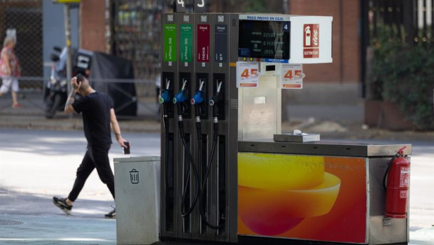 ep surtidores de combustible en una gasolinera ep surtidores de combustible en una gasolinera