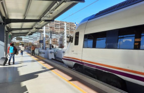 ep tren de media distancia en la estacion de huelva