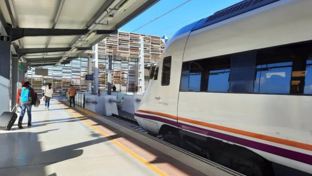 ep tren de media distancia en la estacion de huelva