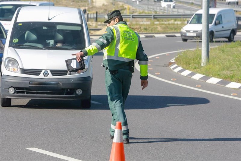 ep un agente de la guardia civil de trafico para a una furgoneta