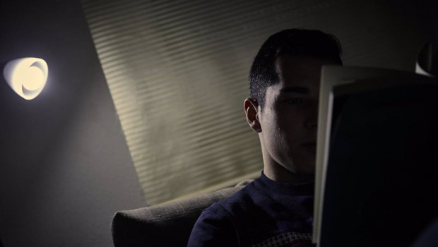 ep un chico lee un libro bajo la luz de una lampara en madrid espana a 12 de enero de 2021