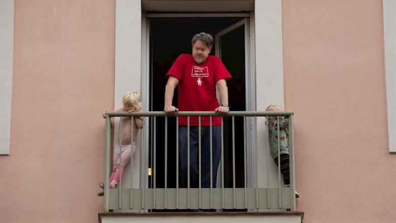 ep un hombre y sus dos hijos pequenos se asoman al balcon durante el segundo dia laborable del ep un hombre y sus dos hijos pequenos se asoman al balcon durante el segundo dia laborable del