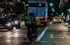 ep un rider de glovo y otro de uber eats circulan durante la primera noche de toque de queda en