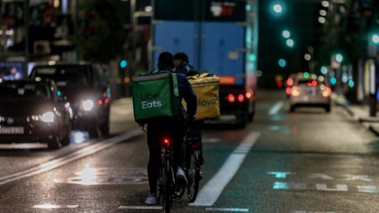 ep un rider de glovo y otro de uber eats circulan durante la primera noche de toque de queda en