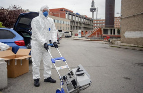 ep un tecnico del hospital gregorio maranon madrid antes de montar un respirador elemento
