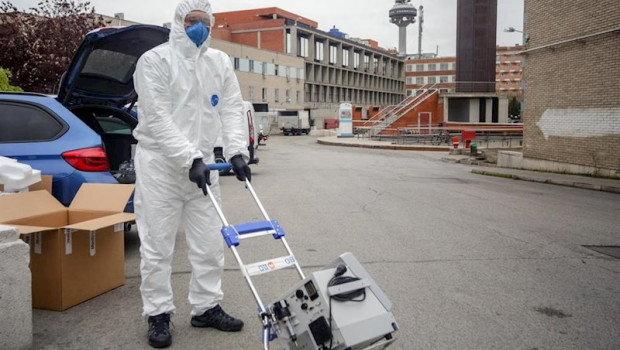 ep un tecnico del hospital gregorio maranon madrid antes de montar un respirador elemento