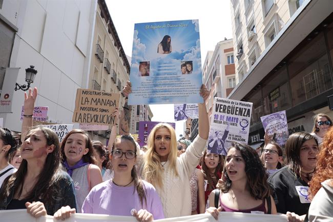 Valeria Quer con una pancarta en la protesta contra la sentencia de 'La Manada' | Europa Press ep valeria queruna pancartala protestala sentencia de la manada