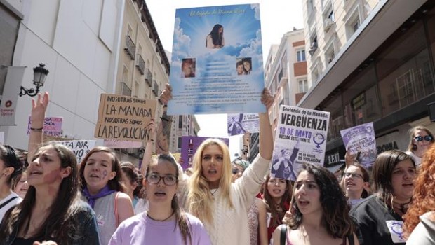 ep valeria queruna pancartala protestala sentencia de la manada