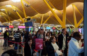 ep varias personas que pasaron la noche en la terminal t4 del aeropuerto adolfo suarez madrid