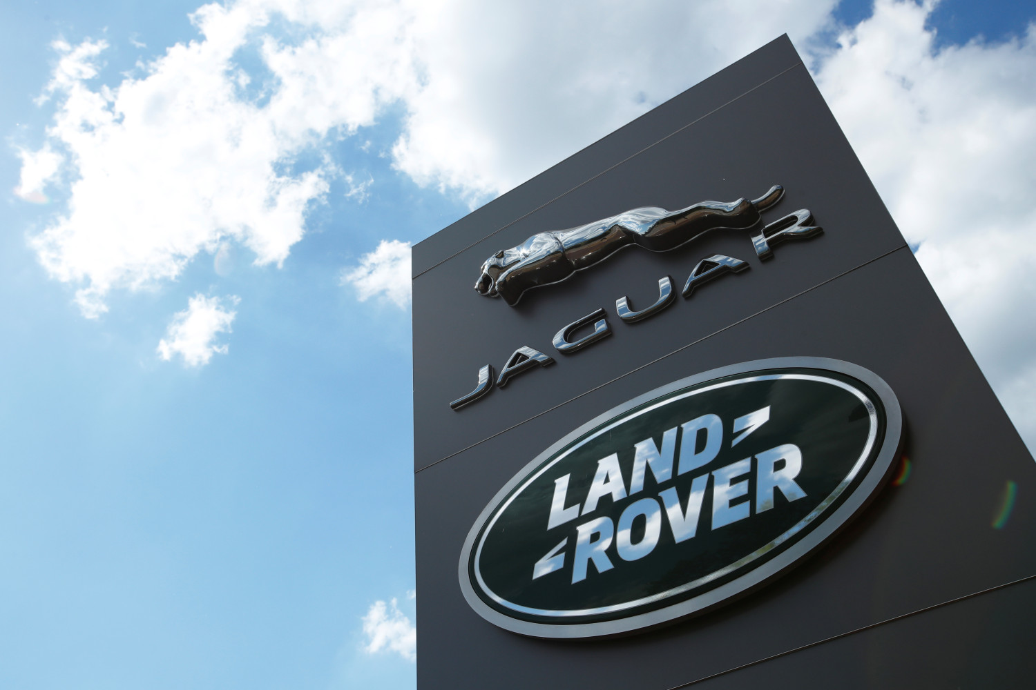 jaguar land rover va supprimer 1 100 emplois 