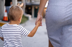 niño madre paseo calle