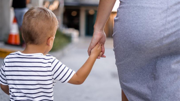 niño madre paseo calle