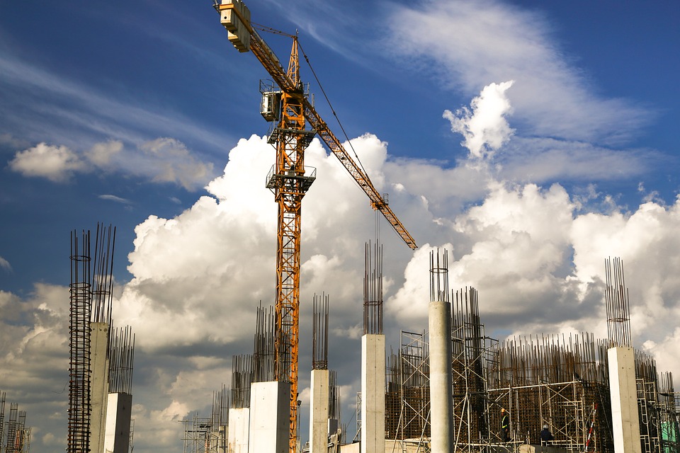 obras grua cielo