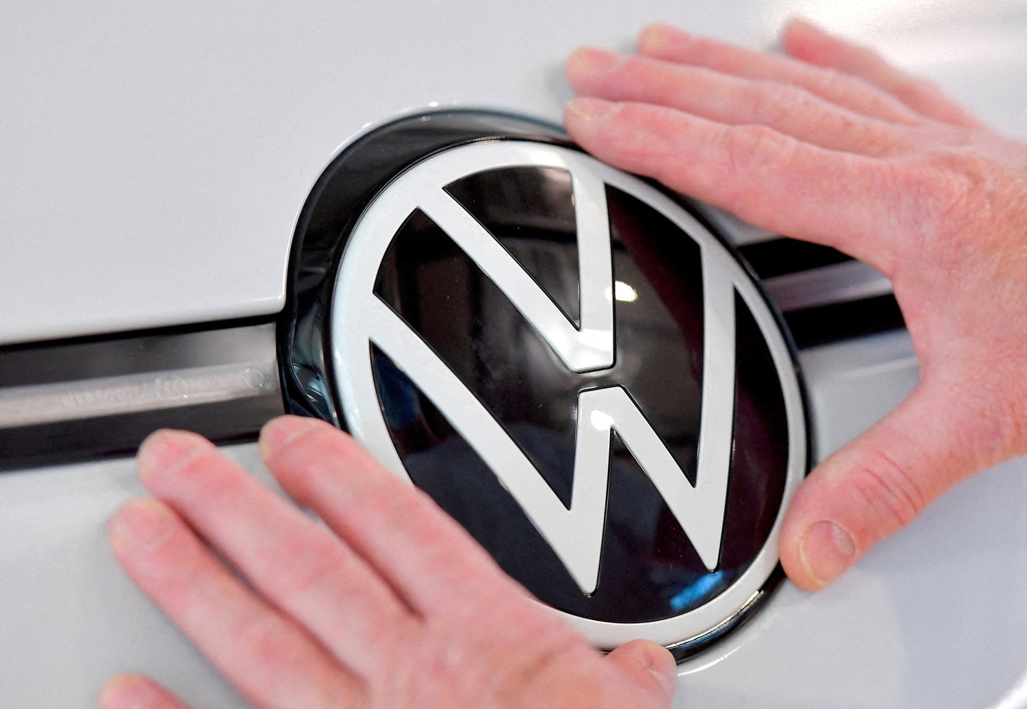 un logo volkswagen 