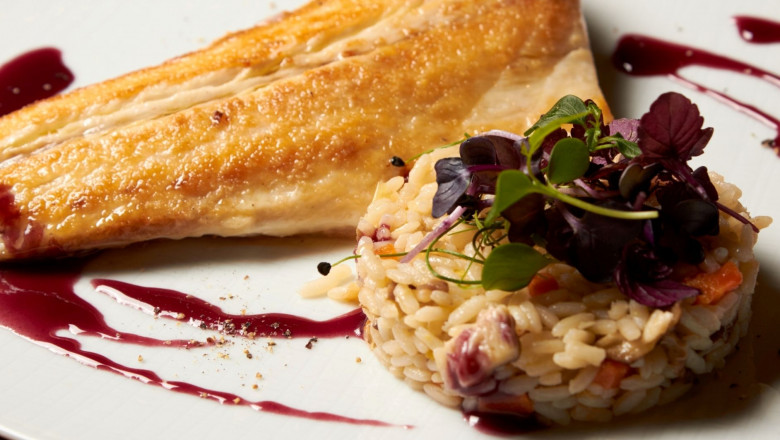 1578482702 lubina salvaje a la pimienta de sezchuan y salsa de vino tinto bjpg