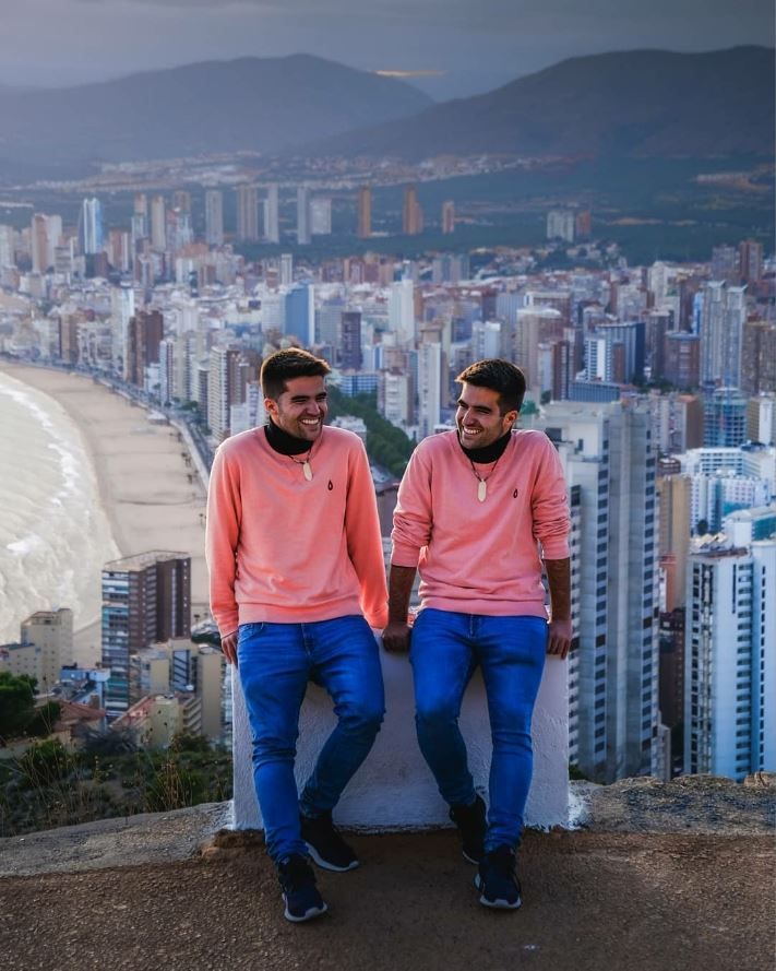 1618917173 foto gemelos viajeros