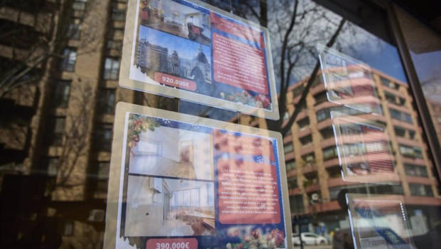 ep archivo   carteles de viviendas en venta en el escaparate de una inmobiliaria