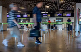 ep archivo   dos personas en el aeropuerto adolfo suarez madrid barajas
