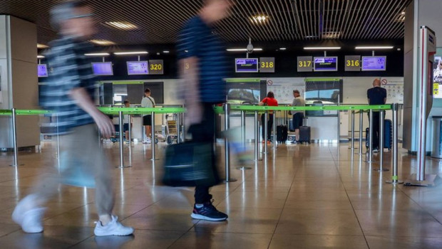 ep archivo dos personas en el aeropuerto adolfo suarez madrid barajas ep archivo dos personas en el aeropuerto adolfo suarez madrid barajas