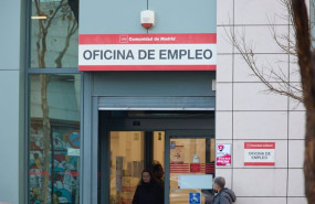 ep archivo   dos personas en la puerta de la oficina del servicio publico de empleo estatal sepe
