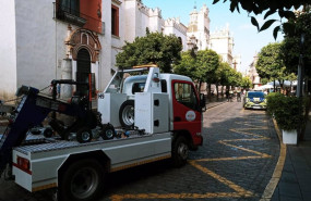 ep archivo   grua en el entorno de la catedral de sevilla