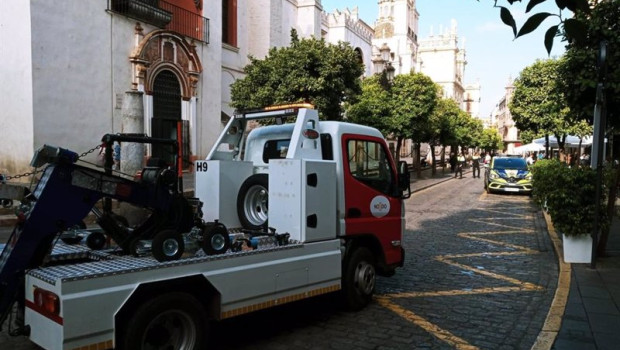 ep archivo   grua en el entorno de la catedral de sevilla