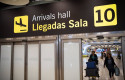 ep archivo   pasajeros procedentes de marruecos y otros destinos llegan al aeropuerto adolfo suarez