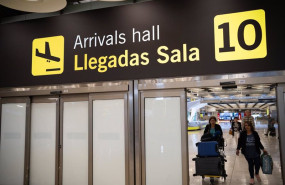 ep archivo   pasajeros procedentes de marruecos y otros destinos llegan al aeropuerto adolfo suarez