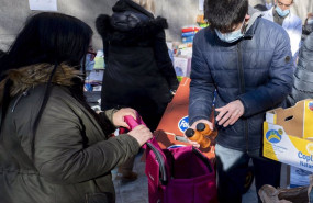 ep archivo   personas en riesgo de exclusion acuden a recoger alimentos de la fundacion madrina