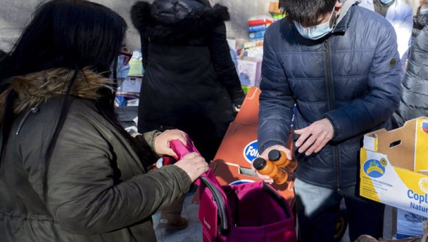 ep archivo   personas en riesgo de exclusion acuden a recoger alimentos de la fundacion madrina