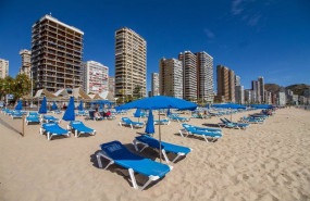 ep archivo - sombrillas y tumbonas en la playa de levante de benidorm