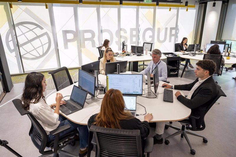 Prosegur incorporará el asistente virtual de IA generativa de Telefónica en sus oficinas