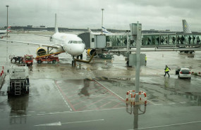 ep archivo   un avion en una pista de aeropuerto
