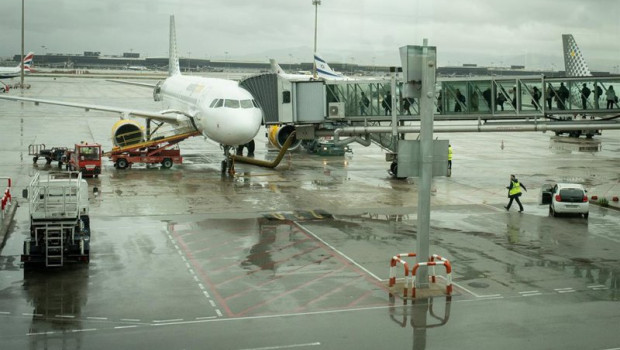 ep archivo   un avion en una pista de aeropuerto