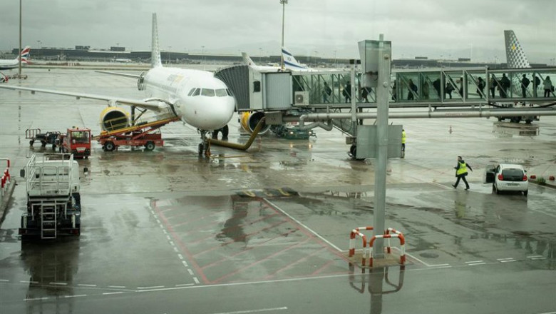 ep archivo   un avion en una pista de aeropuerto