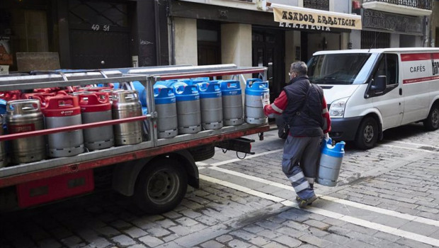 ep archivo - un repartidor deja bombonas de butano a un bar en pamplona navarra espana a 17 de