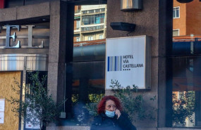 ep archivo   una mujer camina por las inmediaciones del hotel via castellana en madrid espana a 26