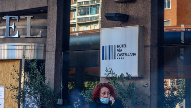 ep archivo   una mujer camina por las inmediaciones del hotel via castellana en madrid espana a 26