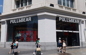 ep archivo   varias personas pasan por delante de una tienda de pullbear del grupo textil inditex en