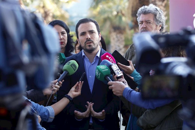 ep el coordinador federal de iu alberto garzon atiende a los medios