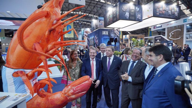 ep el ministero de agricultura pesca y alimentacion lui planas visita conxemar junto al alcalde de