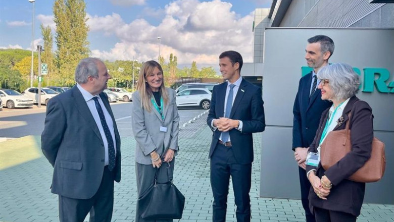 ep el ministro de industria y turismo jordi hereu con otros represenantes de la empresa e