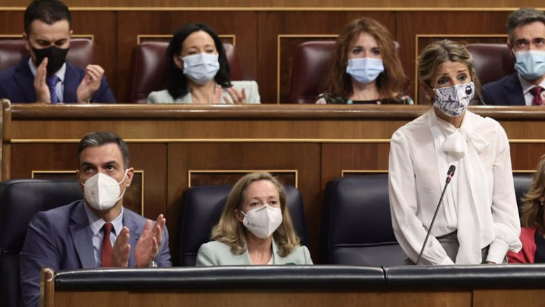 El presidente del Gobierno, Pedro Sánchez, la vicepresidenta primera y ministra de Asuntos Económicos,, Nadia Calviño, y la vicepresidenta segunda del Gobierno y ministra de Trabajo, Yolanda Díaz. | Eduardo Parra - Europa Press ep el presidente del gobierno pedro sanchez la vicepresidenta primera y ministra de asuntos