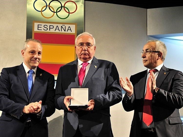 ep ernesto enriquez junto a francisco v blazquez rfebm y alejandro blanco recibiendo su insignia ep ernesto enriquez junto a francisco v blazquez rfebm y alejandro blanco recibiendo su insignia